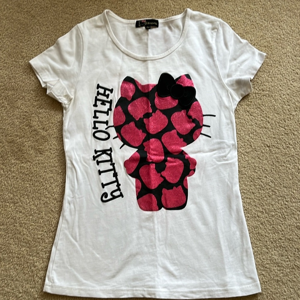 Hello Kitty t-shirt size medium